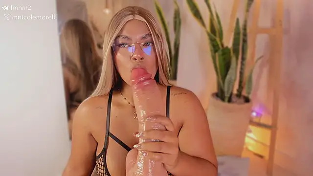 Nicolemorelli2 online show from April 25, 8:50 pm