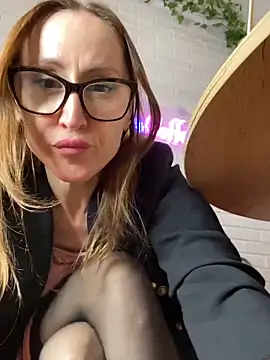 LauraDavis online show from April 21, 5:31 pm