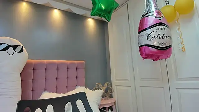Snapshot of IssadoraJames chatting on October 1, 9:42 pm IssadoraJames online show from October 1, 9:42 pm