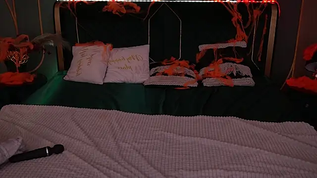 IceDanielles online show from October 28, 1:50 pm