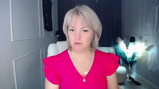 Snapshot of Juarnea chatting on September 16, 1:30 pm Juarnea online show from September 16, 1:30 pm