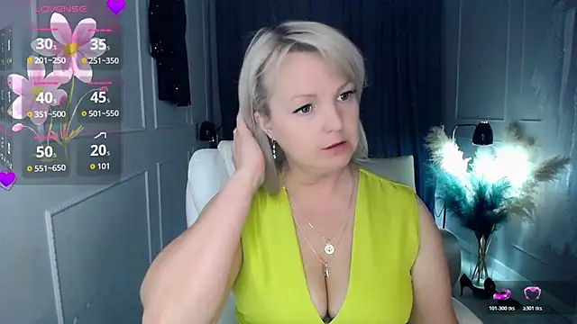 Snapshot of Juarnea chatting on October 18, 1:25 pm Juarnea online show from October 18, 1:25 pm