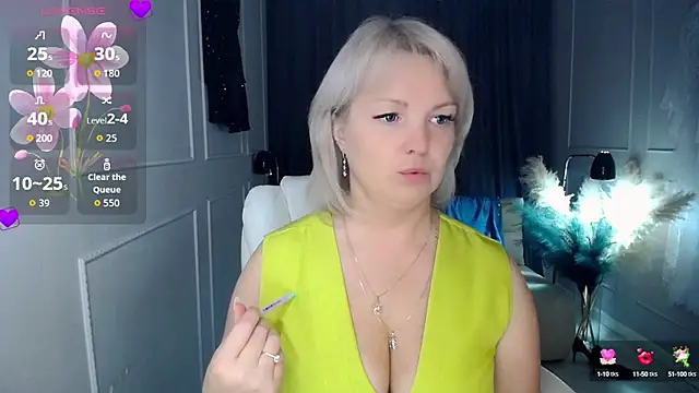 Snapshot of Juarnea chatting on October 1, 2:11 pm Juarnea online show from October 1, 2:11 pm