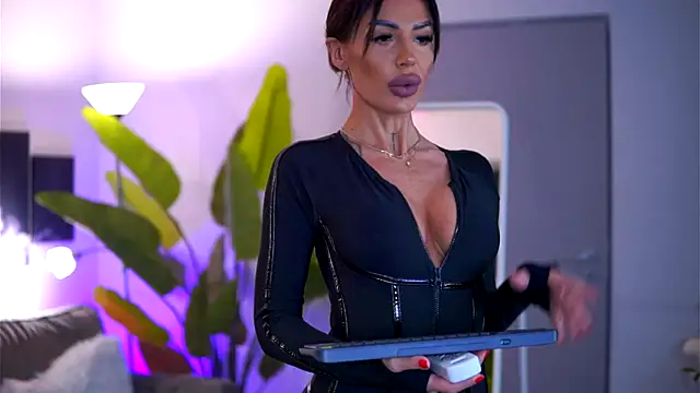 RaquelleVon online show from November 9, 9:49 am