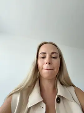 Snapshot of streetdoll chatting on October 24, 1:40 pm streetdoll online show from October 24, 1:40 pm