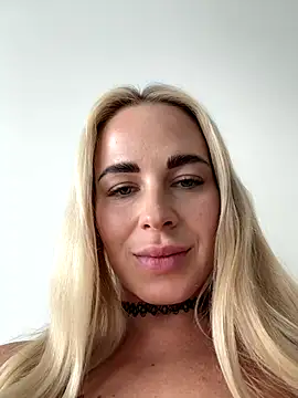 Snapshot of streetdoll chatting on October 1, 8:08 am streetdoll online show from October 1, 8:08 am