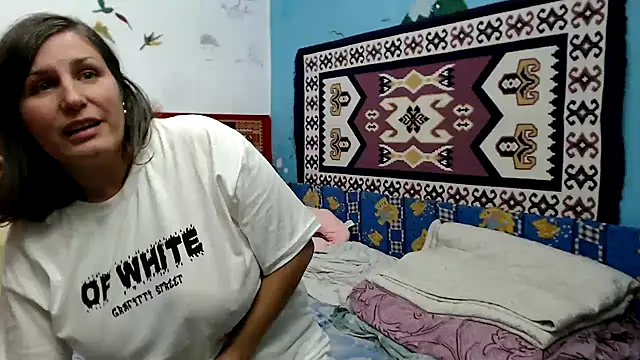 Snapshot of AdelineBlueEyes chatting on October 2, 11:37 am AdelineBlueEyes online show from October 2, 11:37 am