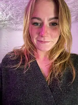 selenaluvv online show from February 6, 4:10 pm