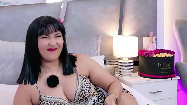 Evangeline Taylorr online show from April 24, 8:11 pm