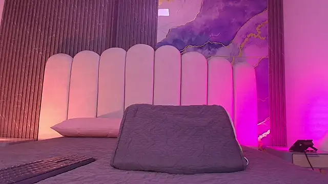 hot dione online show from April 27, 7:11 pm