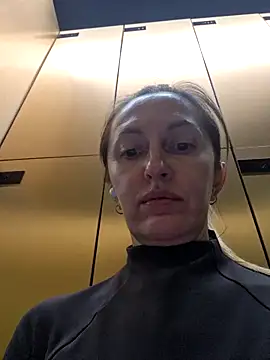 Miss    Mia  online show from April 24, 12:30 pm