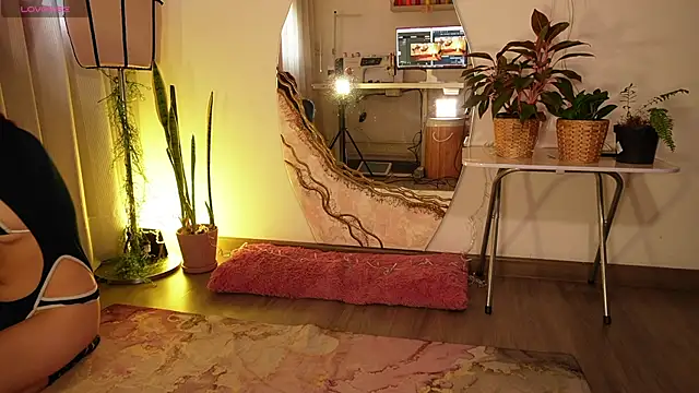 chloebritto online show from April 22, 2:03 pm