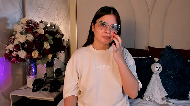 Snapshot of CamilaSofiia chatting on October 18, 8:43 pm CamilaSofiia online show from October 18, 8:43 pm
