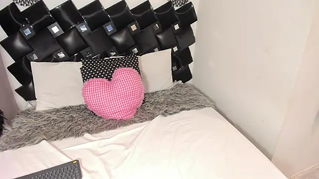 Miia Thompsonn online show from April 27, 7:44 pm