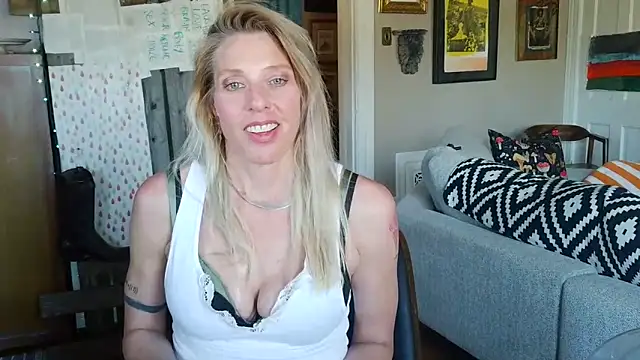 Glamazonx online show from April 5, 11:26 pm