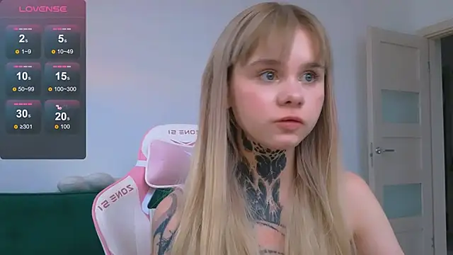 Britney Lynch online show from April 25, 2:58 pm