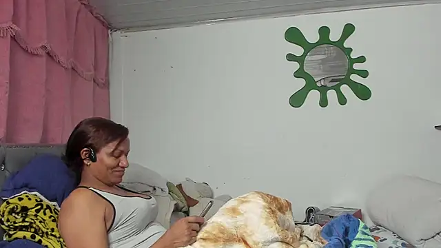 Snapshot of Laflaka22 chatting on October 29, 2:05 am Laflaka22 online show from October 29, 2:05 am