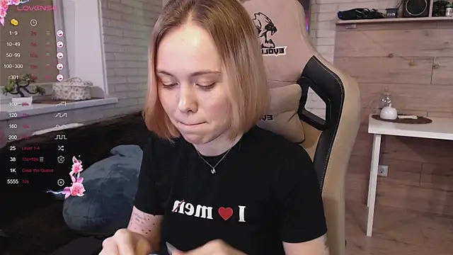 Snapshot of lucy_mirror chatting on October 13, 9:17 pm lucy mirror online show from October 13, 9:17 pm