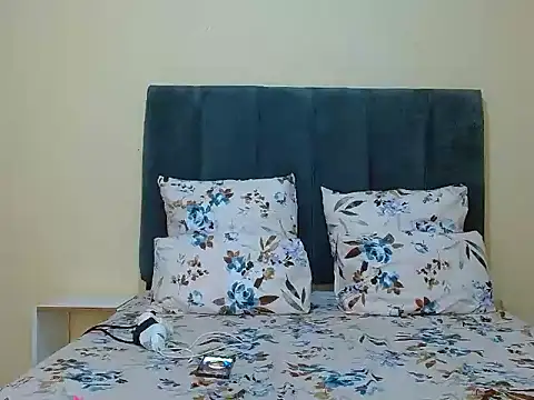 curvycloe1 online show from April 24, 9:01 am