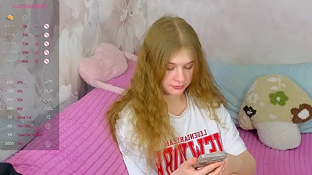 TrissMerigold9 online show from December 4, 9:15 pm