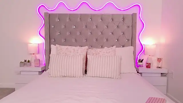 JuliaSUMMERS2022 online show from April 24, 9:17 pm