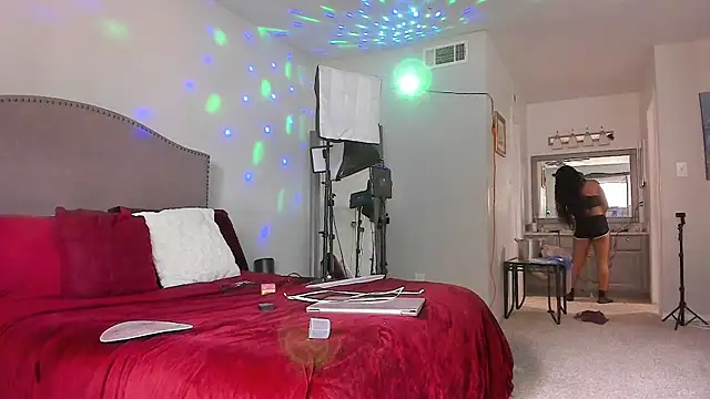 yiauana online show from April 23, 8:33 pm