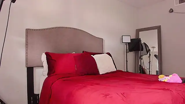 yiauana online show from April 25, 4:48 pm