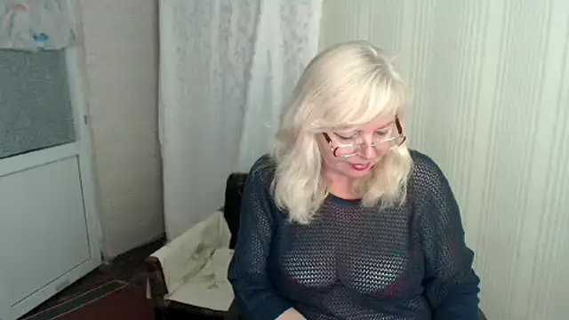 Snapshot of EvelynLoveShy chatting on September 22, 9:13 pm EvelynLoveShy online show from September 22, 9:13 pm