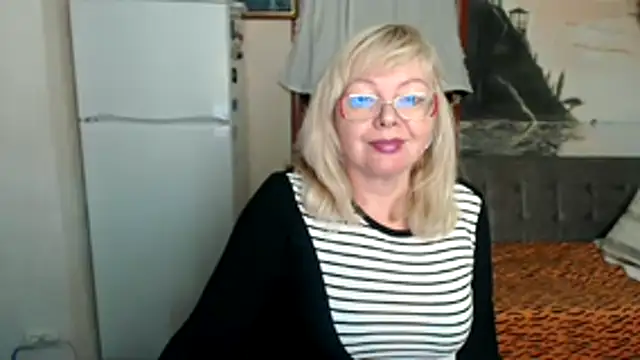 Snapshot of EvelynLoveShy chatting on October 10, 8:14 pm EvelynLoveShy online show from October 10, 8:14 pm