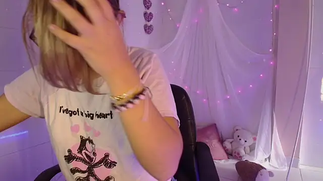 Giia paiige18 online show from November 11, 1:41 pm