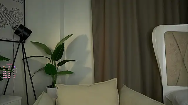 LillianLester online show from October 8, 4:17 am