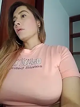 Snapshot of FREYJA- chatting on October 5, 9:09 pm FREYJA- online show from October 5, 9:09 pm