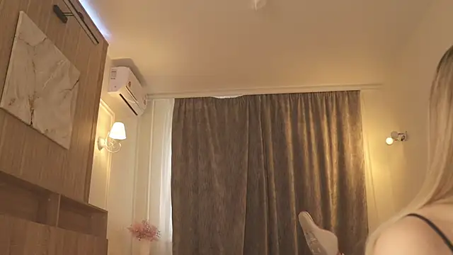 MiaThaine online show from April 24, 1:14 pm