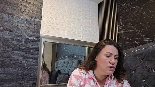 charlotte  G online show from June 6, 11:49 am