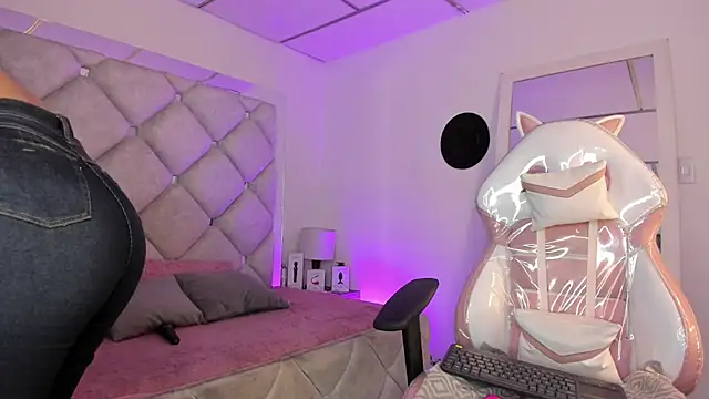 alessiaferry online show from April 25, 2:47 pm