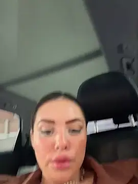 Alirawrz online show from April 21, 1:18 pm