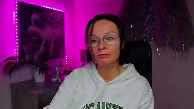 HelenLuxx online show from November 22, 8:00 pm