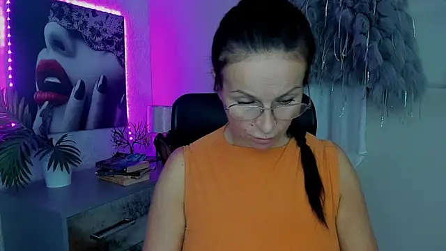 HelenLuxx online show from September 12, 5:30 am