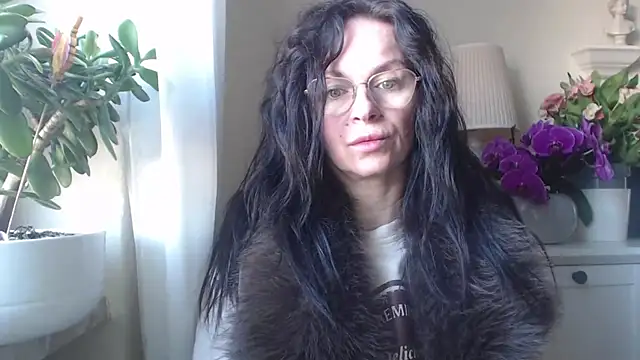 HelenLuxx online show from November 6, 7:47 am