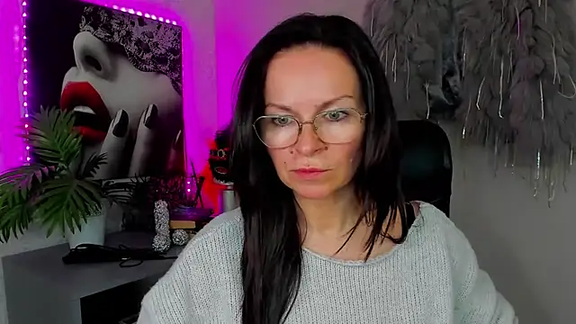 HelenLuxx online show from April 20, 3:15 pm