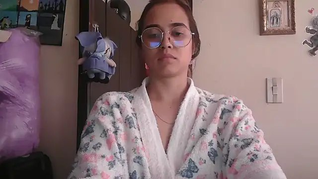 trianabell online show from April 26, 7:00 pm