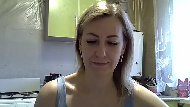 Snapshot of AshleyXHoney chatting on December 2, 7:10 am AshleyXHoney online show from December 2, 7:10 am
