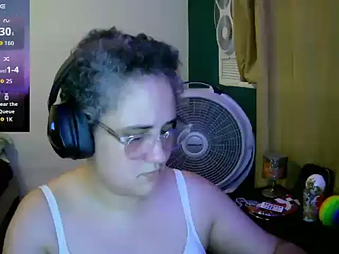 Snapshot of lolalicious_758 chatting on September 16, 12:40 am lolalicious 758 online show from September 16, 12:40 am