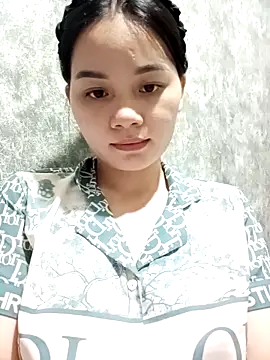 Ngoc-Trinh online show from March 11, 1:21 am