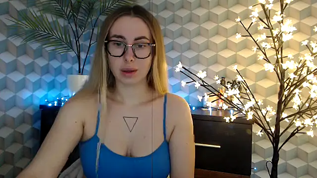 Snapshot of _Leslyy_Solo_1 chatting on October 18, 6:21 pm  Leslyy Solo 1 online show from October 18, 6:21 pm