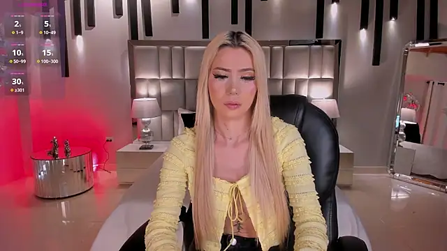 HannaConnor  online show from December 13, 8:15 pm