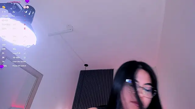 aliscollins  online show from April 28, 1:47 am