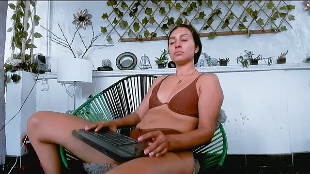 Alyson0001 online show from June 13, 7:22 pm