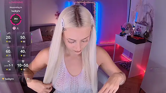 LoryWood online show from November 6, 3:51 pm