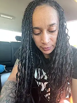 Shuggabutt online show from April 4, 6:07 pm